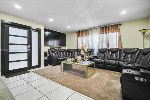 House in Miami, Florida 4 bedrooms, 166.85 sq.m. № 1889793 - photo 3