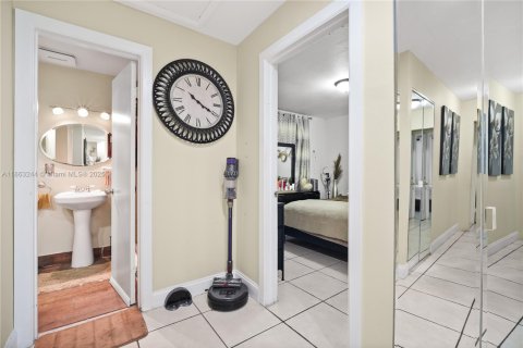 House in Miami, Florida 4 bedrooms, 166.85 sq.m. № 1889793 - photo 24