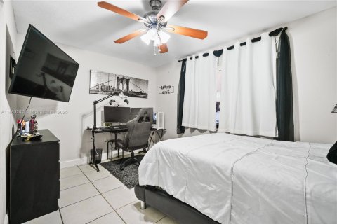 House in Miami, Florida 4 bedrooms, 166.85 sq.m. № 1889793 - photo 16