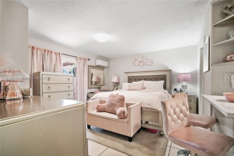House in Miami, Florida 4 bedrooms, 166.85 sq.m. № 1889793 - photo 11