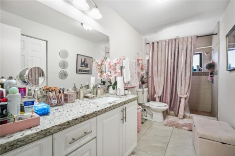 House in Miami, Florida 4 bedrooms, 166.85 sq.m. № 1889793 - photo 13