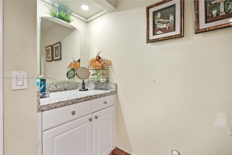 House in Miami, Florida 4 bedrooms, 166.85 sq.m. № 1889793 - photo 20