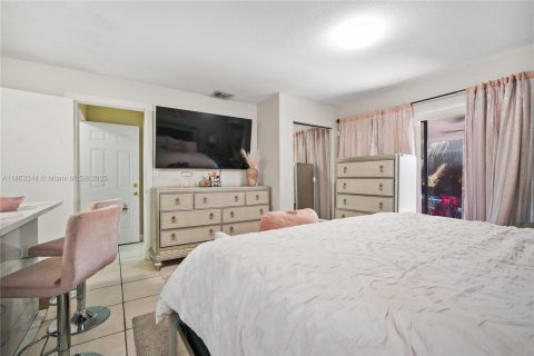 House in Miami, Florida 4 bedrooms, 166.85 sq.m. № 1889793 - photo 14