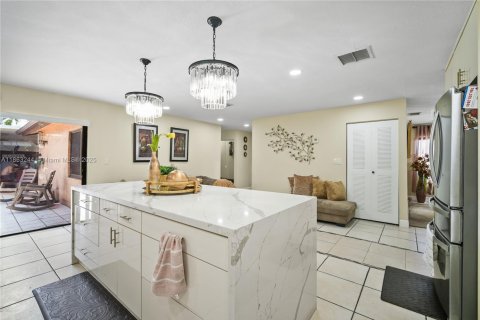 House in Miami, Florida 4 bedrooms, 166.85 sq.m. № 1889793 - photo 9