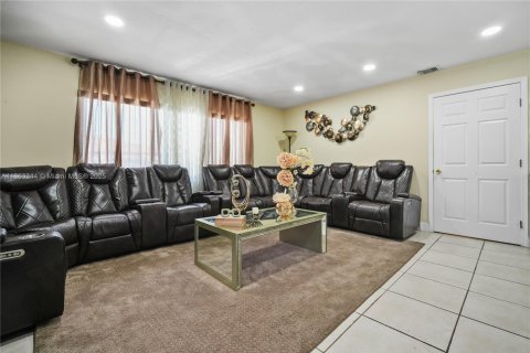 House in Miami, Florida 4 bedrooms, 166.85 sq.m. № 1889793 - photo 2