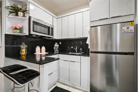House in Miami, Florida 4 bedrooms, 166.85 sq.m. № 1889793 - photo 28