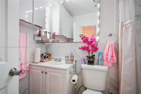House in Miami, Florida 4 bedrooms, 166.85 sq.m. № 1889793 - photo 30