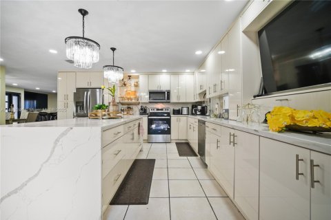 House in Miami, Florida 4 bedrooms, 166.85 sq.m. № 1889793 - photo 8
