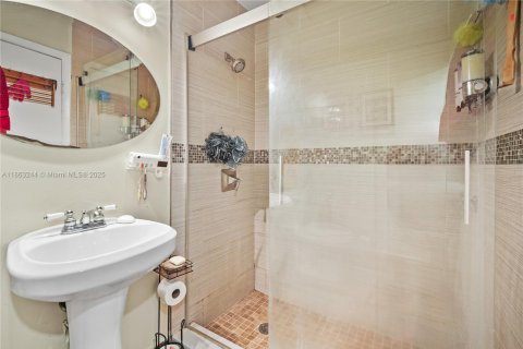 House in Miami, Florida 4 bedrooms, 166.85 sq.m. № 1889793 - photo 21