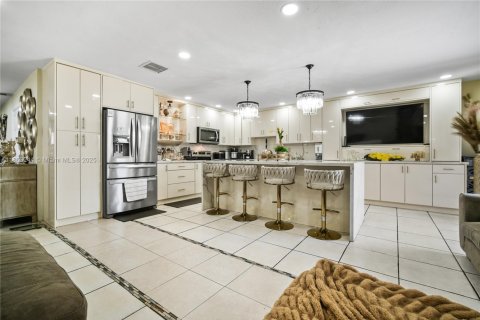 House in Miami, Florida 4 bedrooms, 166.85 sq.m. № 1889793 - photo 7