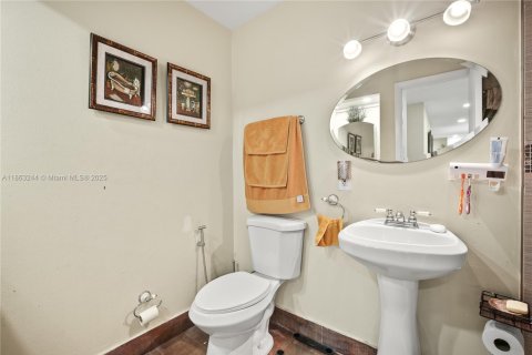 House in Miami, Florida 4 bedrooms, 166.85 sq.m. № 1889793 - photo 19