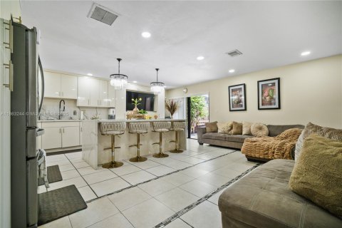 House in Miami, Florida 4 bedrooms, 166.85 sq.m. № 1889793 - photo 6