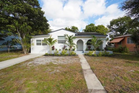 Casa en venta en North Miami, Florida, 3 dormitorios, 108.14 m2 № 1984558 - foto 1