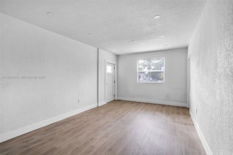 Casa en venta en North Miami, Florida, 3 dormitorios, 108.14 m2 № 1984558 - foto 5