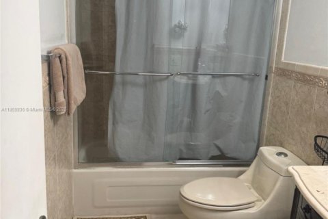 Condo in Miami Gardens, Florida, 2 bedrooms  № 1889547 - photo 6