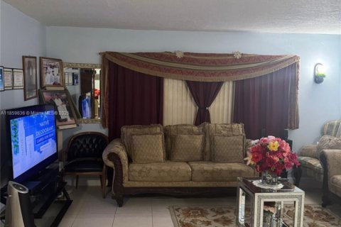 Condo in Miami Gardens, Florida, 2 bedrooms  № 1889547 - photo 2