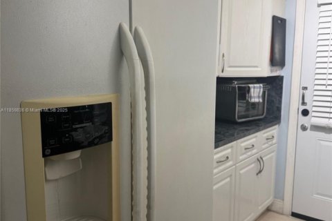 Condo in Miami Gardens, Florida, 2 bedrooms  № 1889547 - photo 4