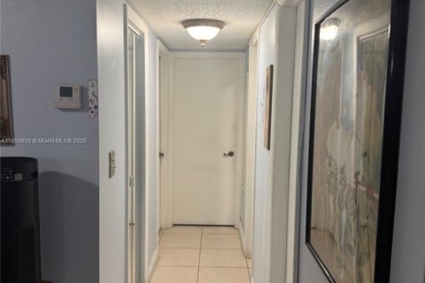 Condo in Miami Gardens, Florida, 2 bedrooms  № 1889547 - photo 5