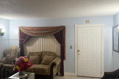 Condo in Miami Gardens, Florida, 2 bedrooms  № 1889547 - photo 1