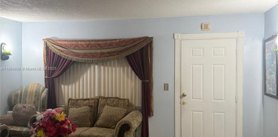 Condo in Miami Gardens, Florida, 2 bedrooms № 1889547