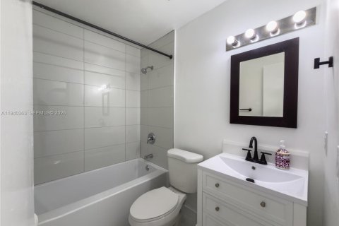 House in Miami, Florida 3 bedrooms, 105.17 sq.m. № 1998278 - photo 7