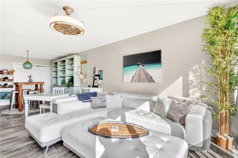 Condominio en venta en Clearwater, Florida, 1 dormitorio, 70.61 m2 № 2220049 - foto 2
