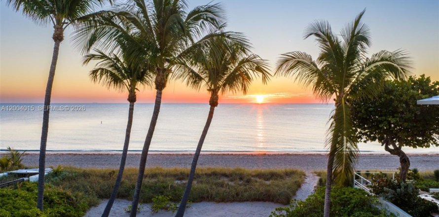 House in Fort Lauderdale, Florida 3 bedrooms, 196.21 sq.m. № 2069398