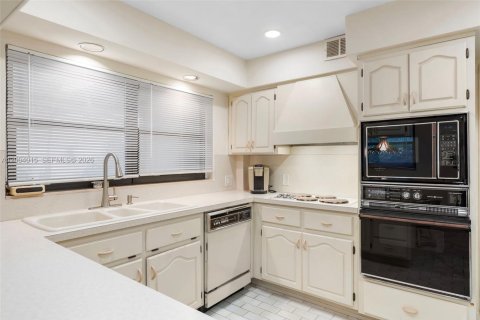 House in Fort Lauderdale, Florida 3 bedrooms, 196.21 sq.m. № 2069398 - photo 21