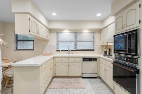 House in Fort Lauderdale, Florida 3 bedrooms, 196.21 sq.m. № 2069398 - photo 20