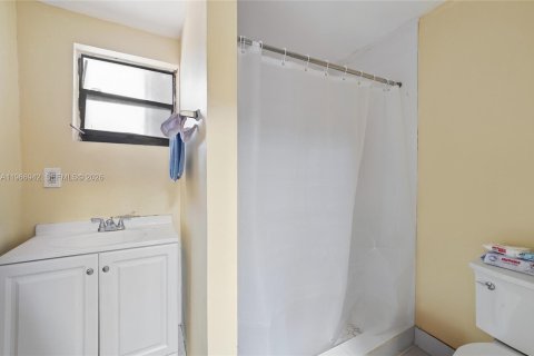 House in Hialeah, Florida 3 bedrooms, 195.65 sq.m. № 2028644 - photo 26