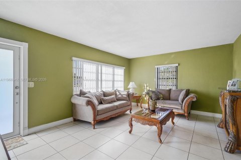 House in Hialeah, Florida 3 bedrooms, 195.65 sq.m. № 2028644 - photo 6