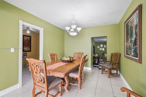 House in Hialeah, Florida 3 bedrooms, 195.65 sq.m. № 2028644 - photo 13