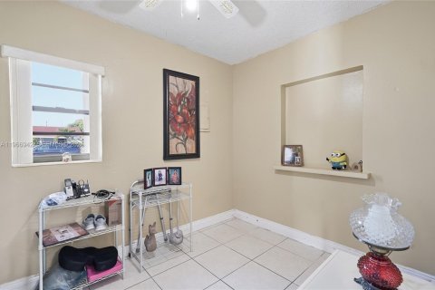 House in Hialeah, Florida 3 bedrooms, 195.65 sq.m. № 2028644 - photo 15
