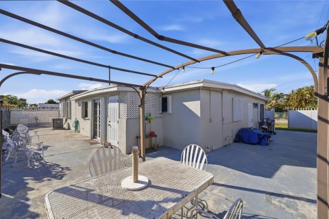 House in Hialeah, Florida 3 bedrooms, 195.65 sq.m. № 2028644 - photo 29