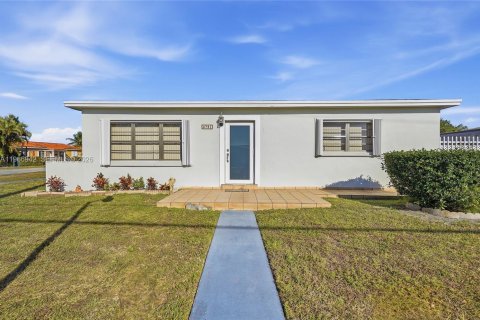 House in Hialeah, Florida 3 bedrooms, 195.65 sq.m. № 2028644 - photo 2