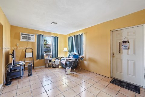 House in Hialeah, Florida 3 bedrooms, 195.65 sq.m. № 2028644 - photo 22