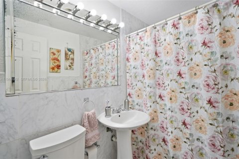 House in Hialeah, Florida 3 bedrooms, 195.65 sq.m. № 2028644 - photo 10