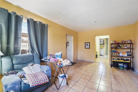 House in Hialeah, Florida 3 bedrooms, 195.65 sq.m. № 2028644 - photo 23