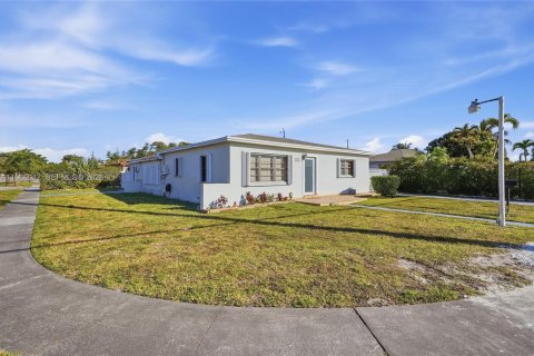 House in Hialeah, Florida 3 bedrooms, 195.65 sq.m. № 2028644 - photo 4