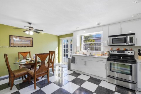 House in Hialeah, Florida 3 bedrooms, 195.65 sq.m. № 2028644 - photo 19