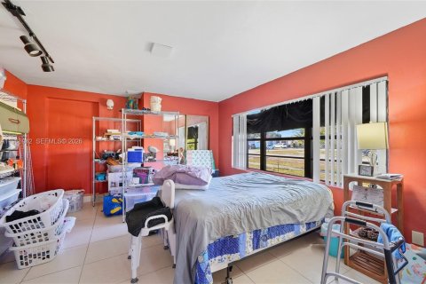 House in Hialeah, Florida 3 bedrooms, 195.65 sq.m. № 2028644 - photo 27