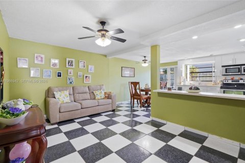 House in Hialeah, Florida 3 bedrooms, 195.65 sq.m. № 2028644 - photo 16