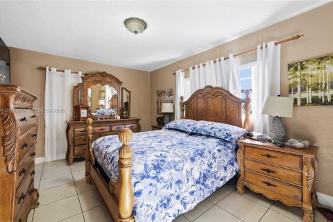 House in Hialeah, Florida 3 bedrooms, 195.65 sq.m. № 2028644 - photo 8