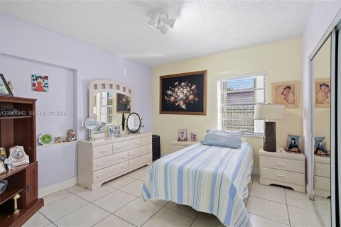 House in Hialeah, Florida 3 bedrooms, 195.65 sq.m. № 2028644 - photo 11