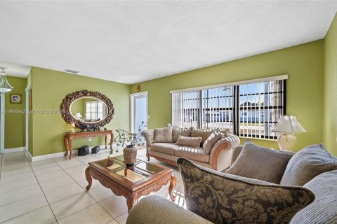House in Hialeah, Florida 3 bedrooms, 195.65 sq.m. № 2028644 - photo 7