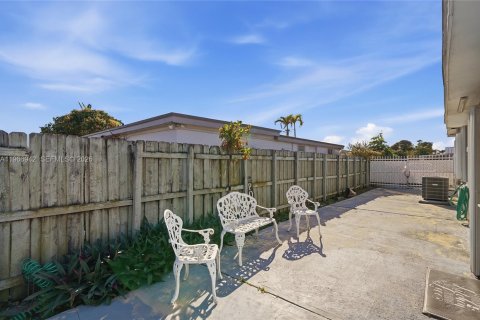 House in Hialeah, Florida 3 bedrooms, 195.65 sq.m. № 2028644 - photo 30