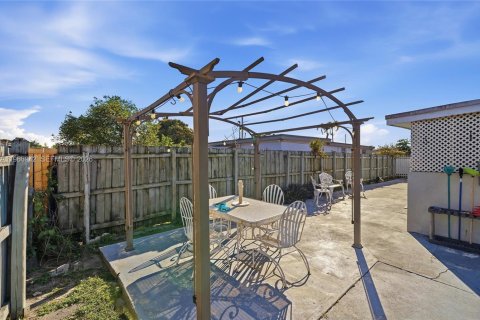 House in Hialeah, Florida 3 bedrooms, 195.65 sq.m. № 2028644 - photo 28