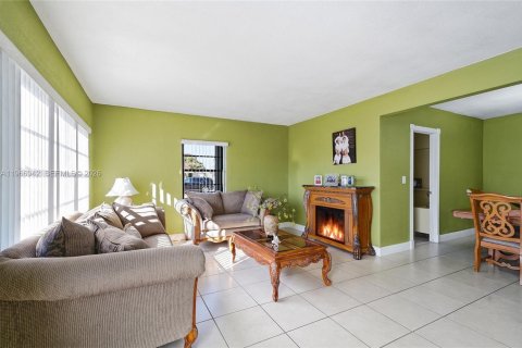House in Hialeah, Florida 3 bedrooms, 195.65 sq.m. № 2028644 - photo 5