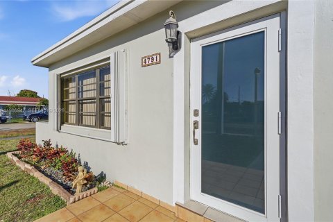 House in Hialeah, Florida 3 bedrooms, 195.65 sq.m. № 2028644