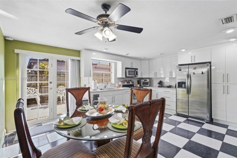 House in Hialeah, Florida 3 bedrooms, 195.65 sq.m. № 2028644 - photo 18